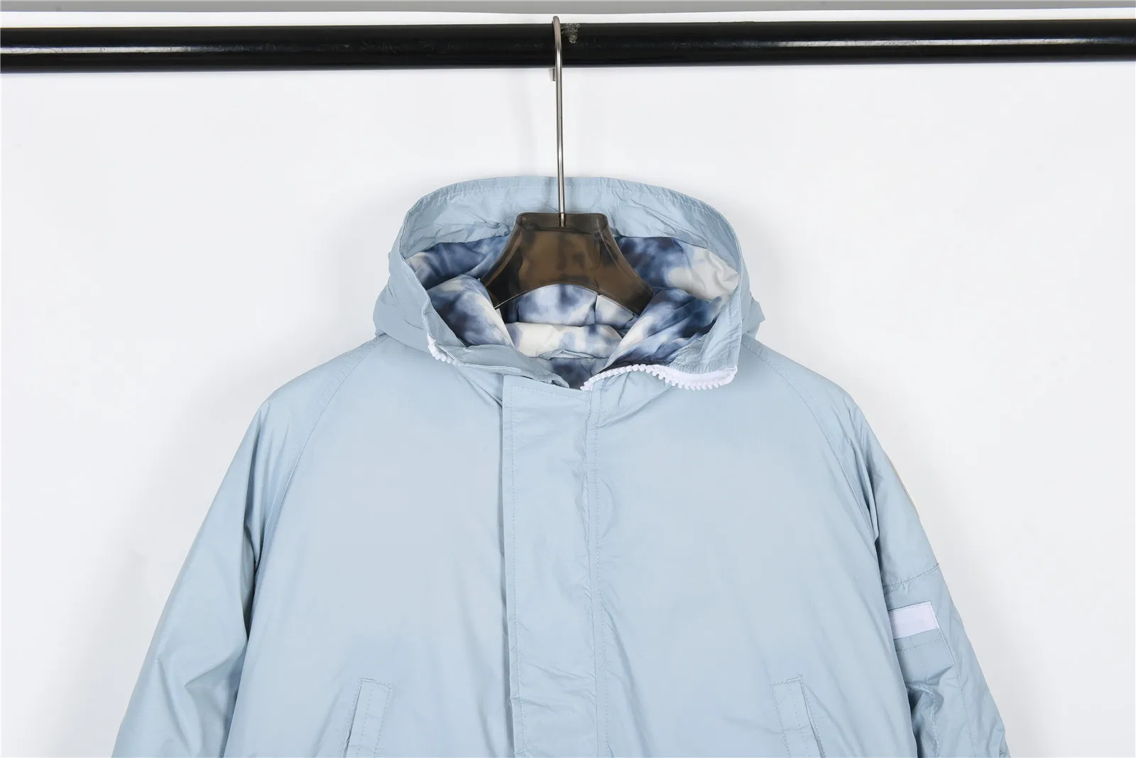 P860 Big Goose 01 Glacial White Label Down Jacket Canada Goose Canada Goose FW21 Chilliwack Series Glacial Haze White Label 01 Pilot Solid Color Hooded Down Jacket Down Jacket Winter Unisex Description: The Chilliwack bomber jacket was originally designed for pilots in uninhabited areas in northern Canada. It is durable, warm and easy to move, which can meet the needs of pilots working in the Arctic waterways. Chilliwack's iconic style remains popular and is a popular jacket from Canada Goose. The Northern Lights capsule collection is reimagined in rich hues inspired by the stunning colors of Canada's north. The Glacial Haze capsule series is improved with an eye-catching and layered color series, giving people the feeling of being caught in the mist around icebergs and glaciers. Material list: 1⃣ Original custom-made double plain 9500-100% nylon nylon fabric 2⃣ Original YKK zipper, not a sub-factory product 3⃣ National standard 80% widely inspected white duck down, (ZP uses 80% white duck down/everything that boasts 90% is fake) Material analysis characteristics: 1⃣ Original factory/9500-100% nylon100% nylon Lurex yarn is actually 100% nylon. Nowadays, there are few pure ones. Most of them are mixed with cotton or polyester. Our top-quality original version is developed in accordance with ZP and uses the same material. 2⃣ As we all know, the original version uses 80% white duck down. The fill power refers to the cubic inches of volume occupied by each ounce (30 grams) of down under certain conditions. If one ounce of down occupies 500 cubic inches, the fill power of the down is 500. So we can simply understand it as: fill power is the volume of down, and the volume of down is fill power. The higher the fill power of down, it means that under the same filling amount, down can fix a larger volume of air layer to keep warm and insulate, so the warmth retention of down is better. Summary: Note: In order to maximize profits during the production process, some businesses add toxic waste silk, 50 velvet, hand-feel velvet, etc. to clothes! But on the outside of the clothes, good fabrics are used. It is said to be 90% white duck down at purchasing agent level, or even more exaggeratedly said to be 90% white goose down, to fool the layman! (You can consult the official Big Goose. All authentic styles are made of white duck down.) I will also teach you a more practical trick: buy an authentic product from Tmall, and at the same time buy a piece of clothing from a merchant you trust, and come back to compare the details. (Tmall offers 7-day no-reason returns and S+ offers 15-day no-reason returns without affecting secondary sales.) ⚠️ Remember, you get what you pay for! Don't be greedy for small gains, or you will suffer big losses! Every customer is welcome to ask questions and we will continue to improve product quality and service! Product color: black, white, dawn blue, mood blue Size: S, M, L, XL, XXL